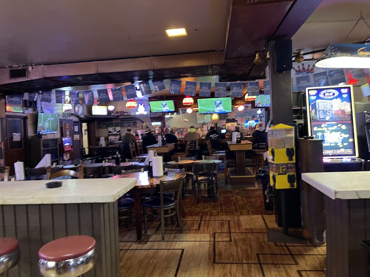 Mimi's Subway Bar and Grill - Photo 5