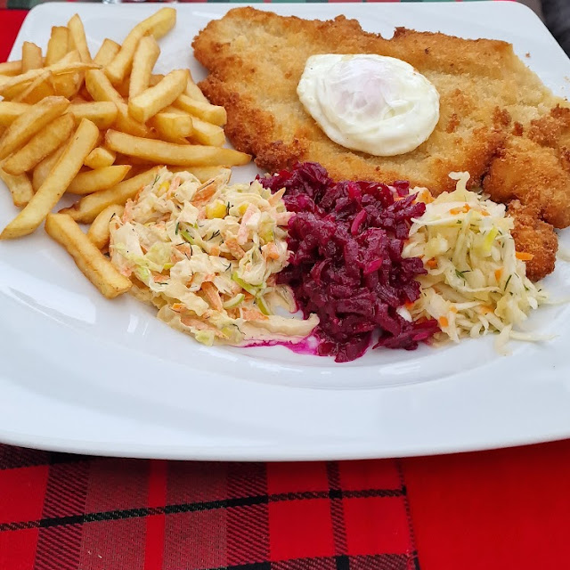 Schnitzel Mit Spiegelei Und Pommes Frites