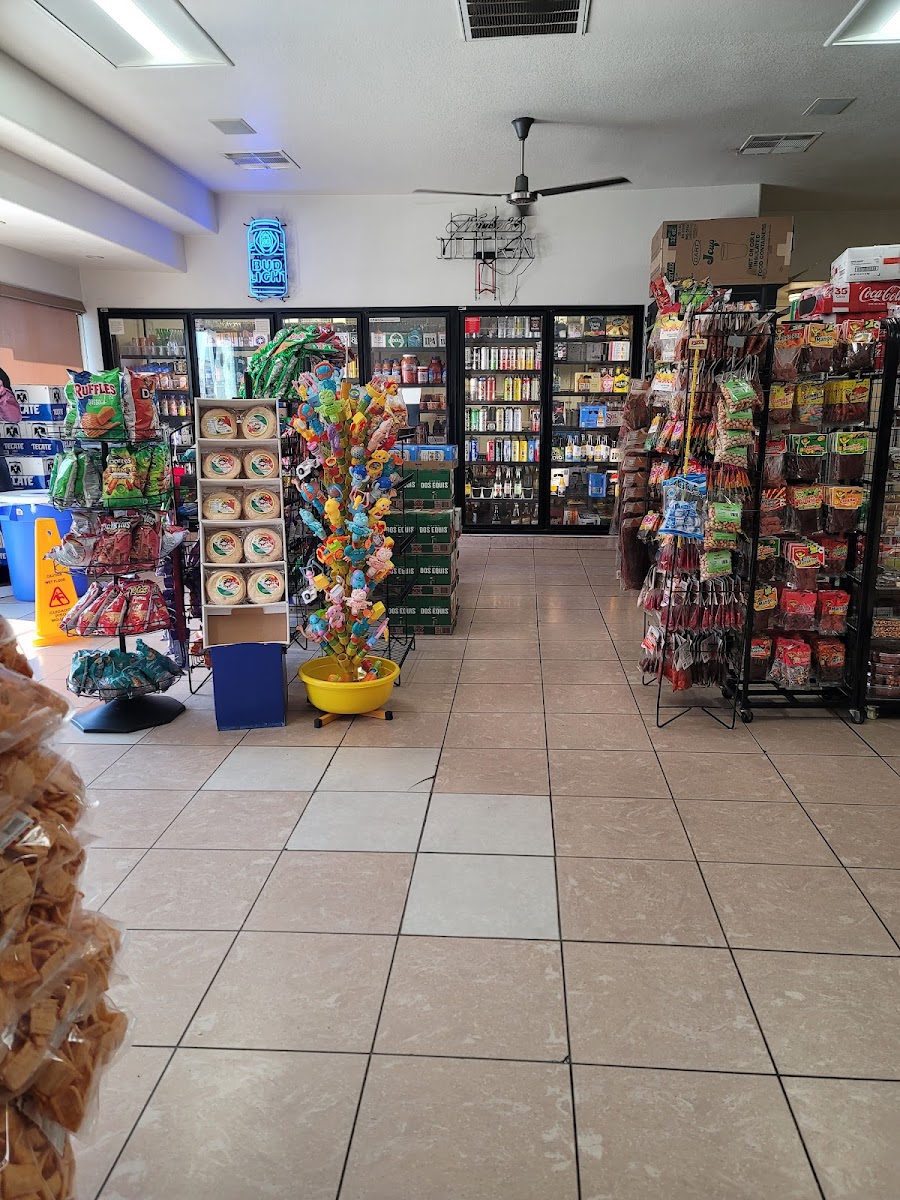 La Fuente mini store/Restaurant - Photo 5