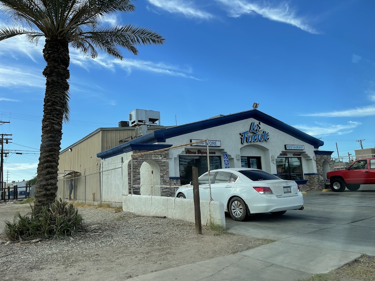 La Fuente mini store/Restaurant - Photo 7