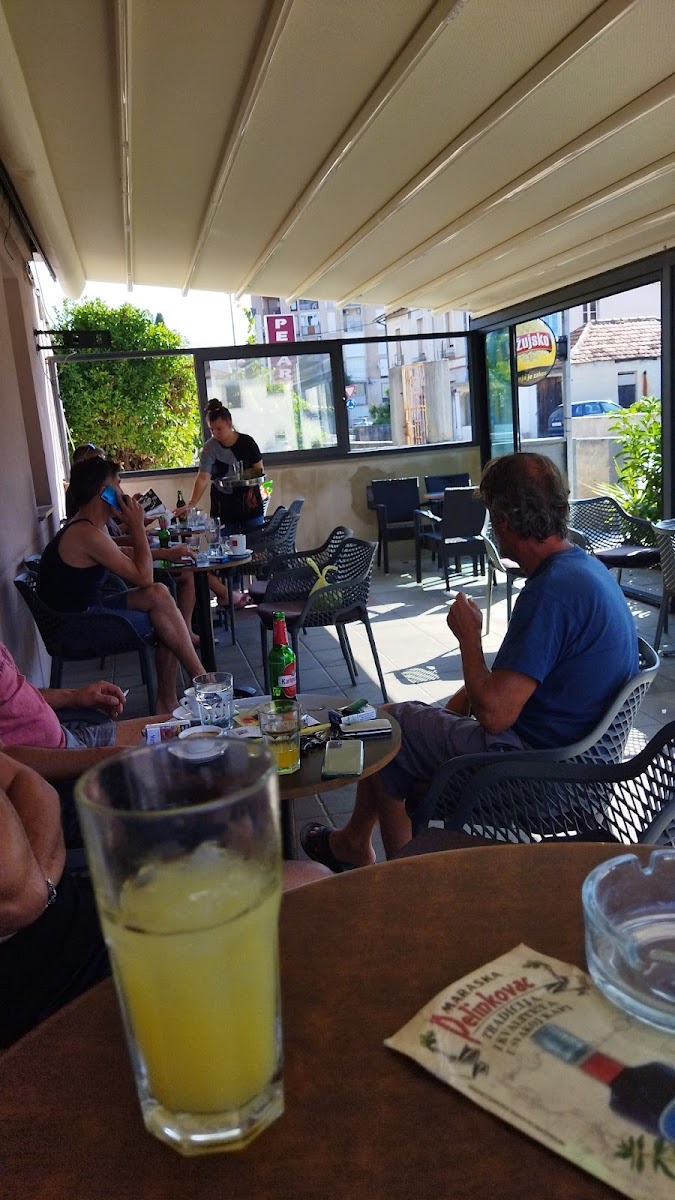 Cafe Bar Tonka
