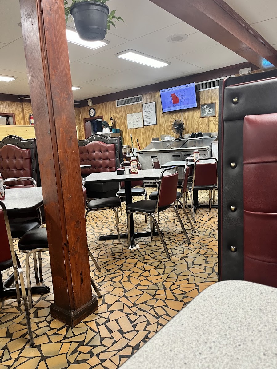 Bell's Drive-In Restaurant - Photo 4