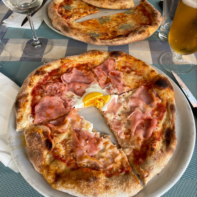 Pizza Con Huevo Y Jamón