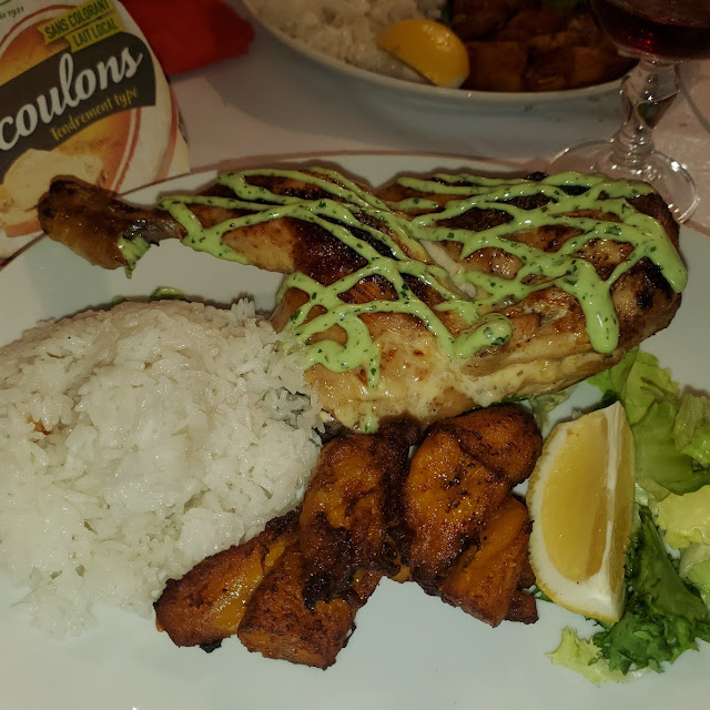 Poulet Braisé Avec Riz Et Banane Et Aloco