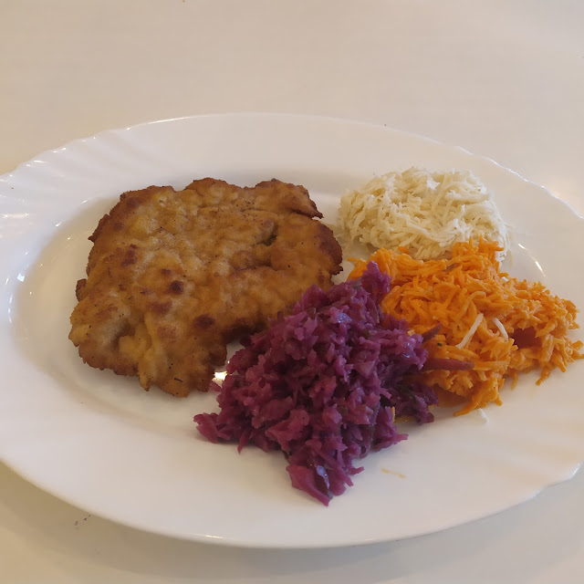 Kotlet Schabowy I Zestaw Surówek