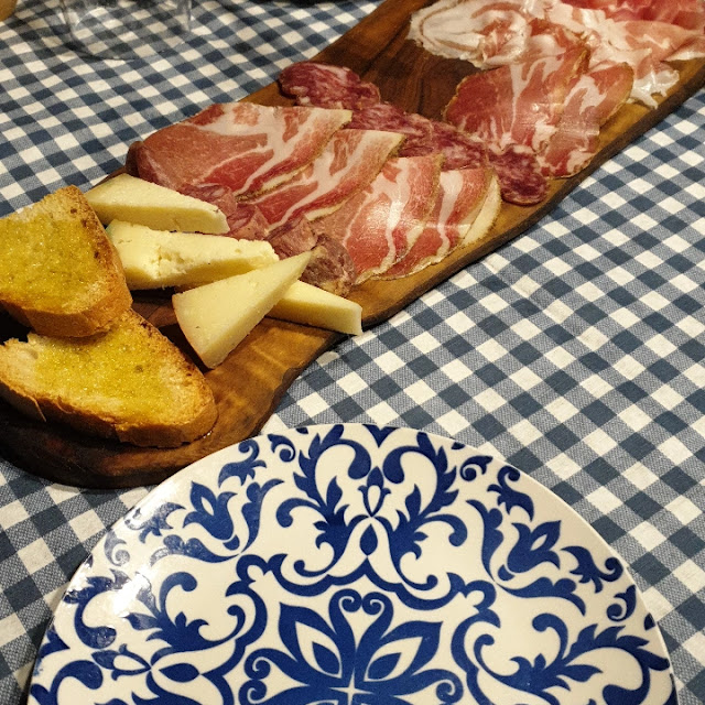 Tagliere Di Salumi E Formaggi Locali