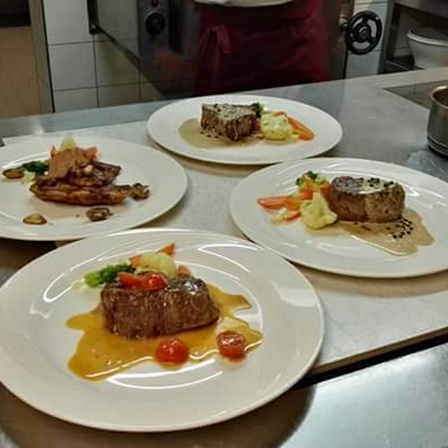 Rinder Fillet In Knpblau Wwsauce Pfeffersauce