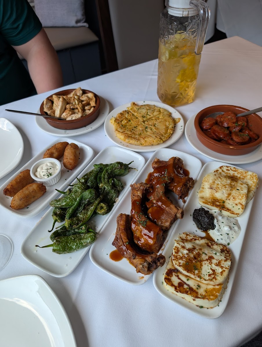 La Familia Restaurant - Photo 2