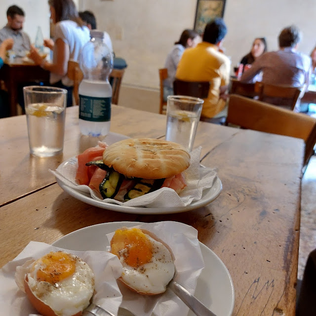 Uova E Panino Con Prosciutto Formaggio E Verdure