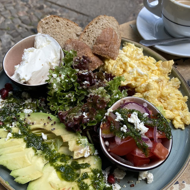 Rührei Lachs Frischkäse Salatbeilage Schwarzbrot