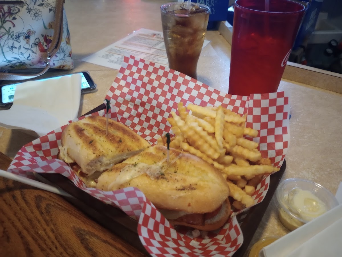 Sourmugs Tavern - Photo 5