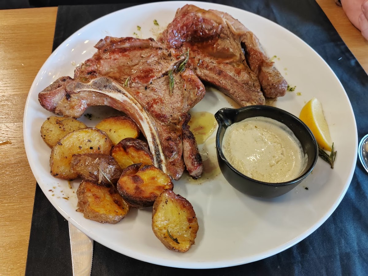 The Illyrians Restaurant & Lounge - Photo 6