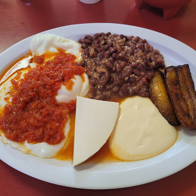 Huevos Rancheros Con Casamiento Queso Crema Y Platanaos