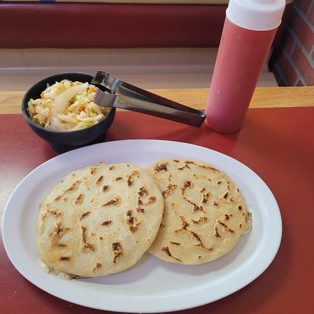 Pupusas De Frijol Con Queso Y De Queso Con Loroco Y Jalapeños
