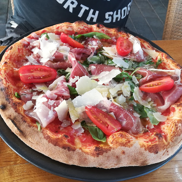 Pizza Roquette Jambon de Pays Tomates Et Parmesan