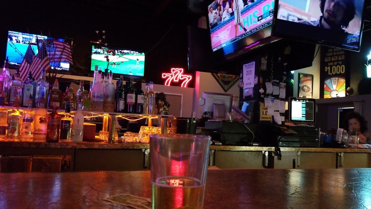 Lucky’s Lounge and Restaurant - Photo 2