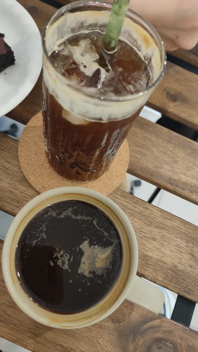 Bond Cafe - Photo 9
