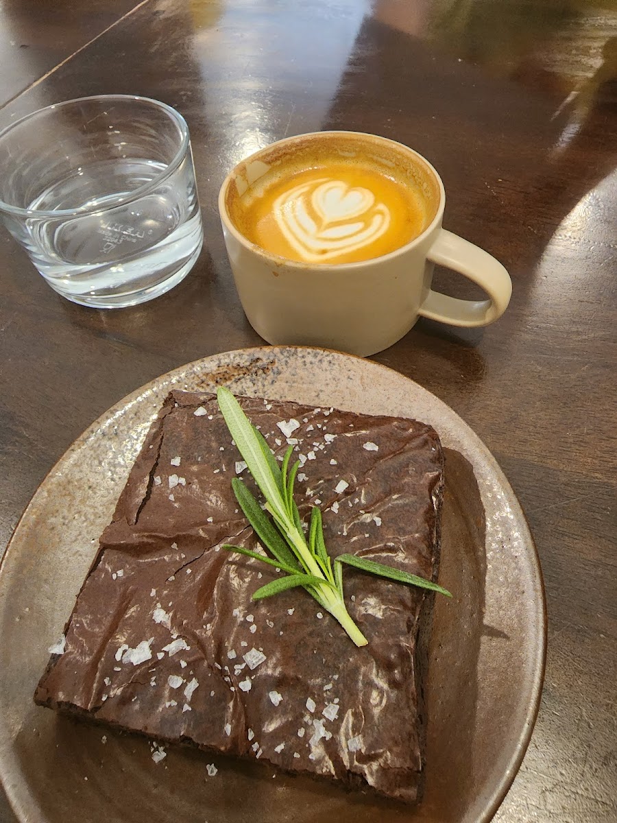 Bond Cafe - Photo 5