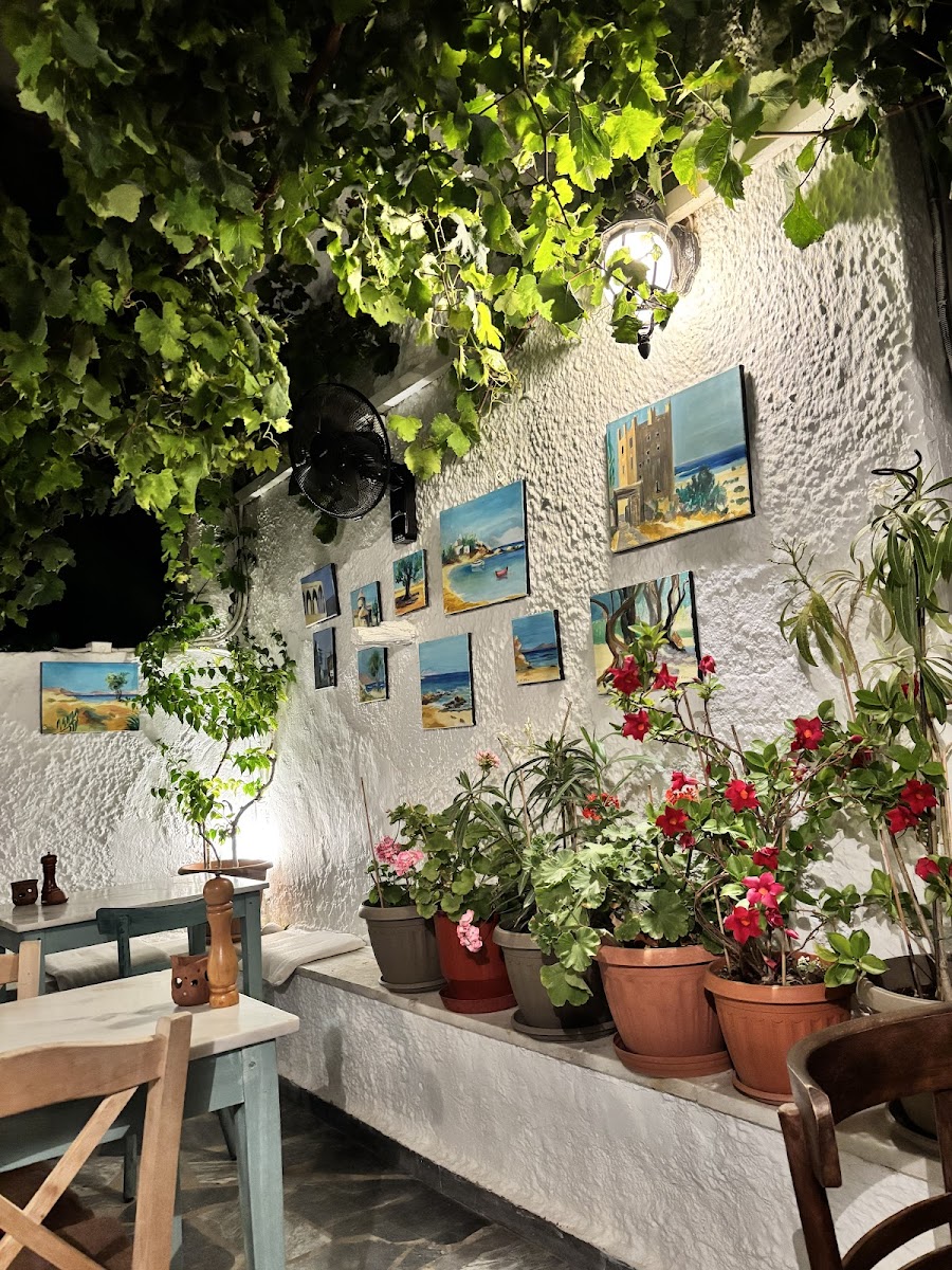 Labyrinth Wine Restaurant - Photo 2