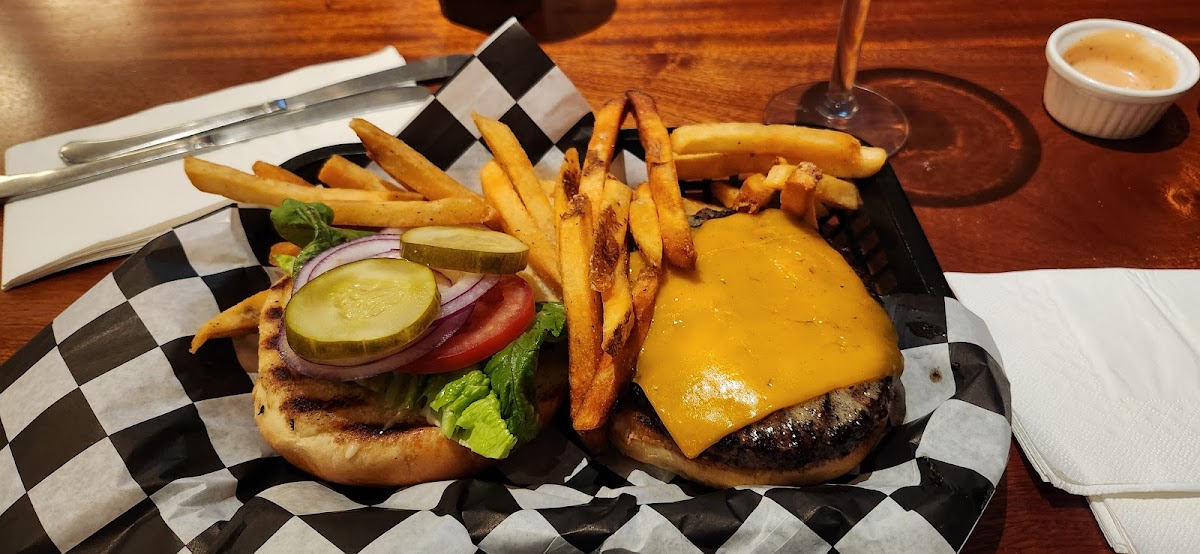 Tavern On Broadway - Photo 4