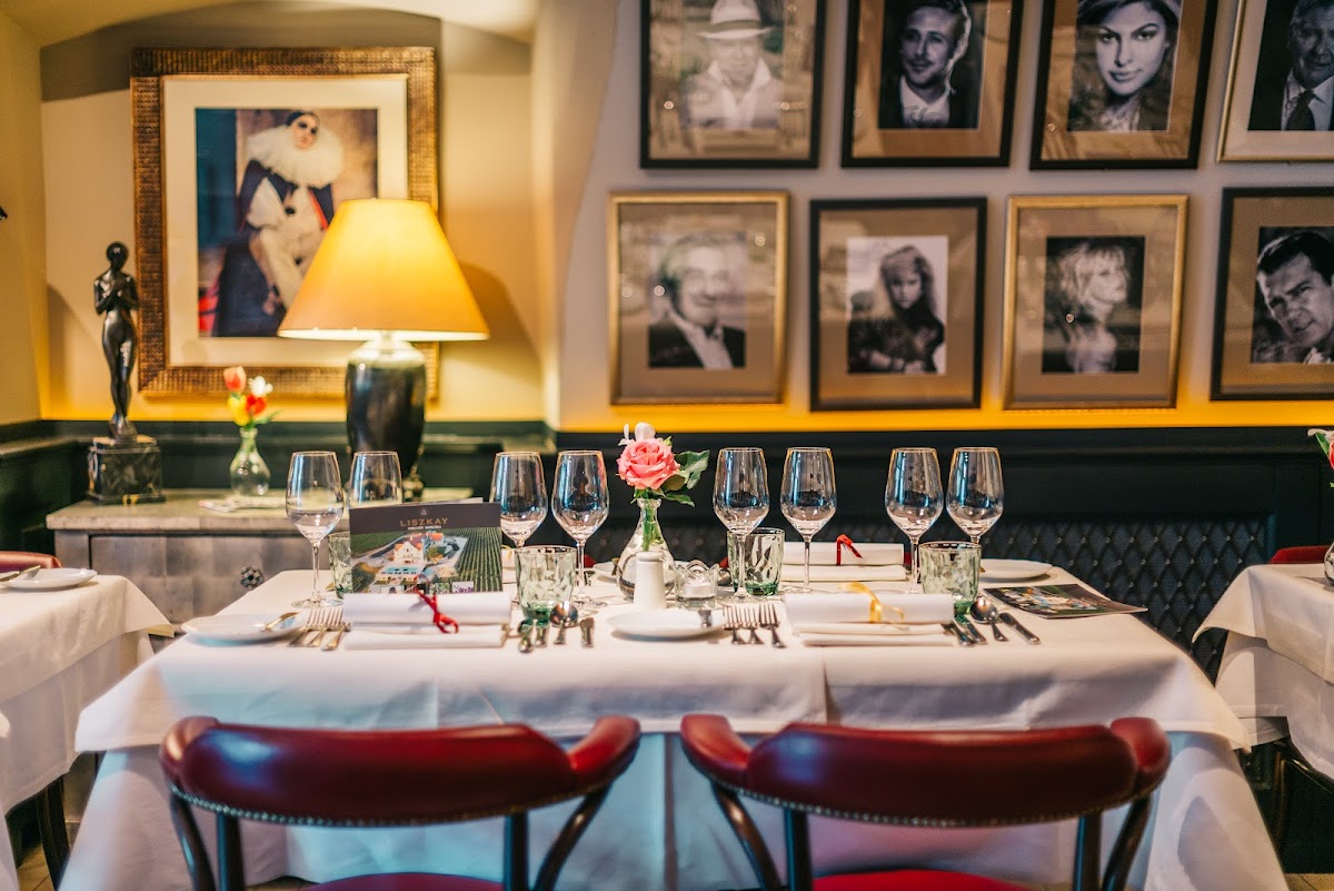 Pierrot Cafe & Restaurant