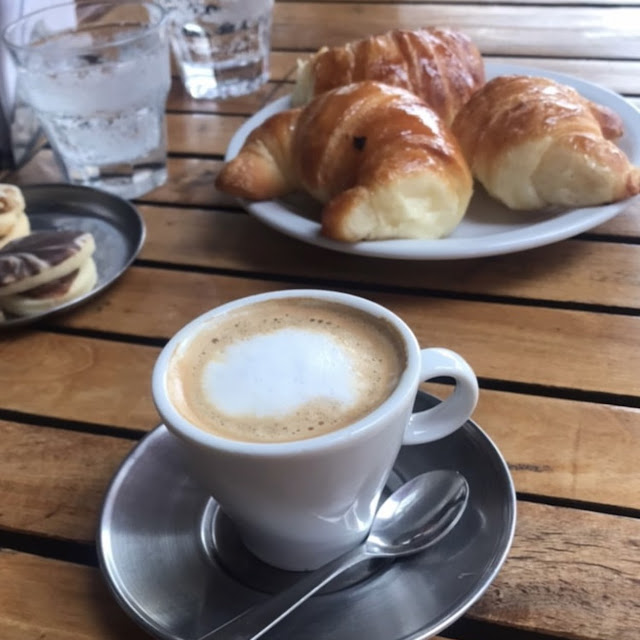 Cortadito Con Medialuna Tibia