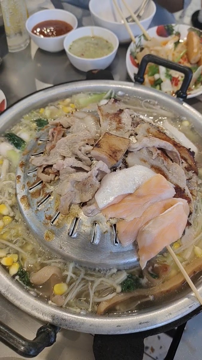Tid Munz Buffet - Photo 1