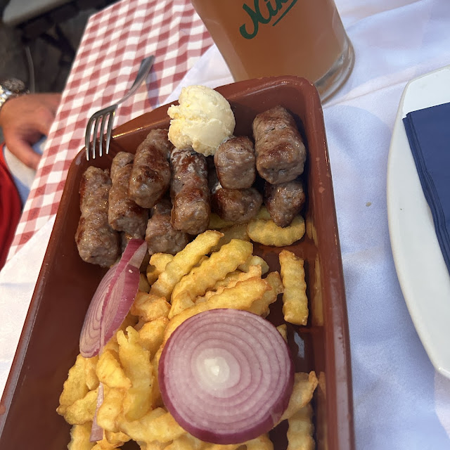 Cevapi U Kajmaku