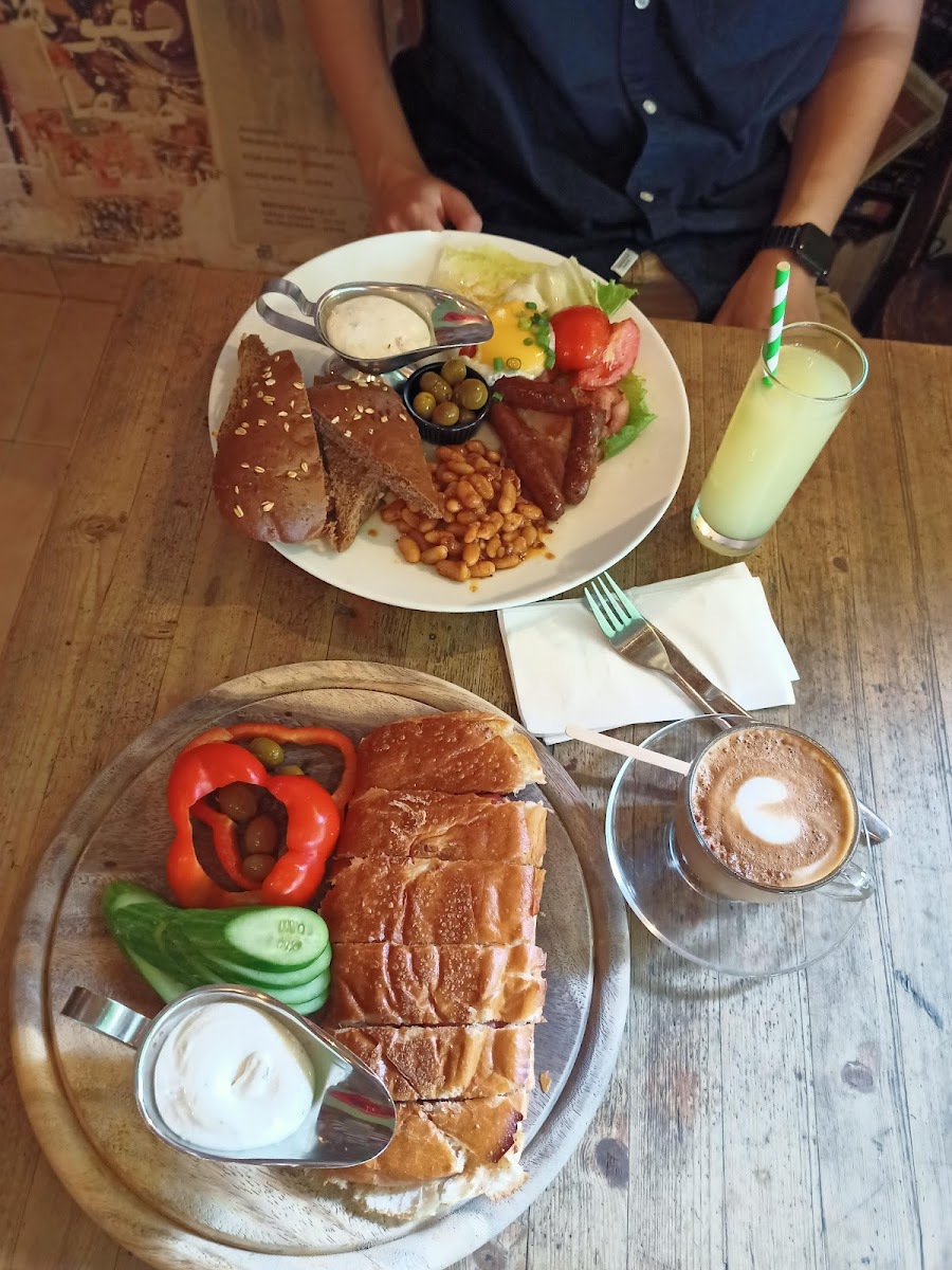 Elika Artbar Cafe - Photo 3