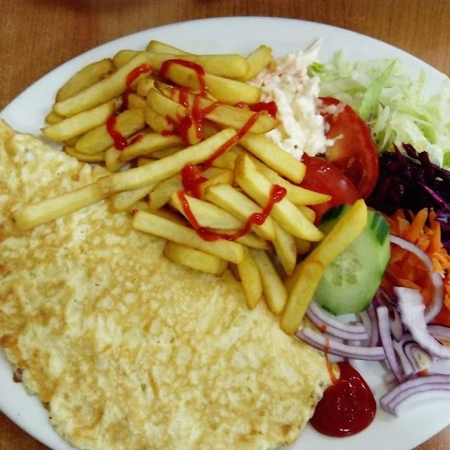Omlett with Fresh Salad