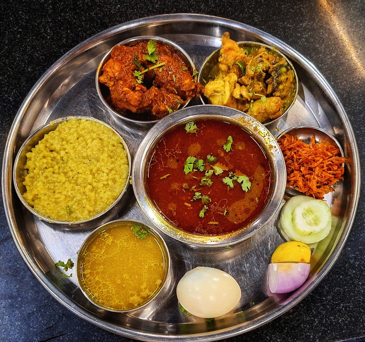 Hotel Poona Veg Nonveg Uruli devachi - Photo 3