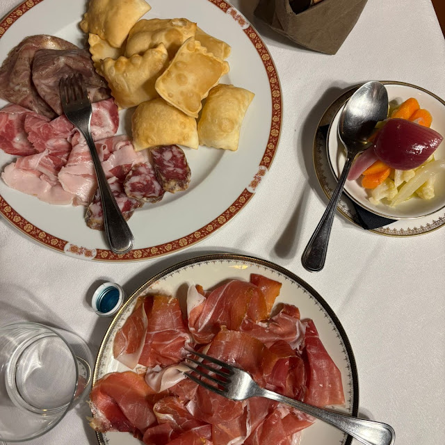 Selezione Di Salumi Dimenticati Con Gnocco Fritto