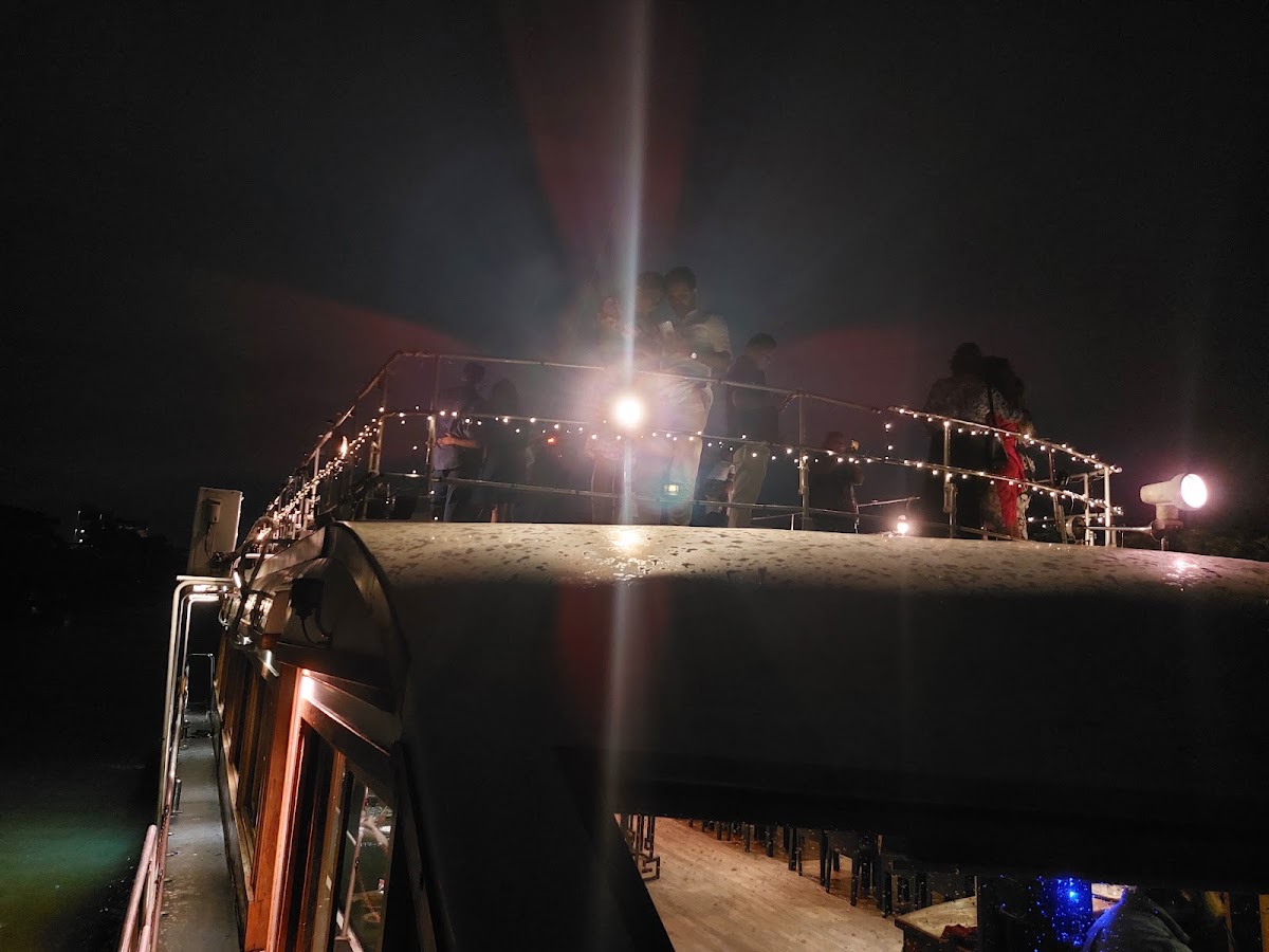 Garton's Ark Restaurant - Photo 8