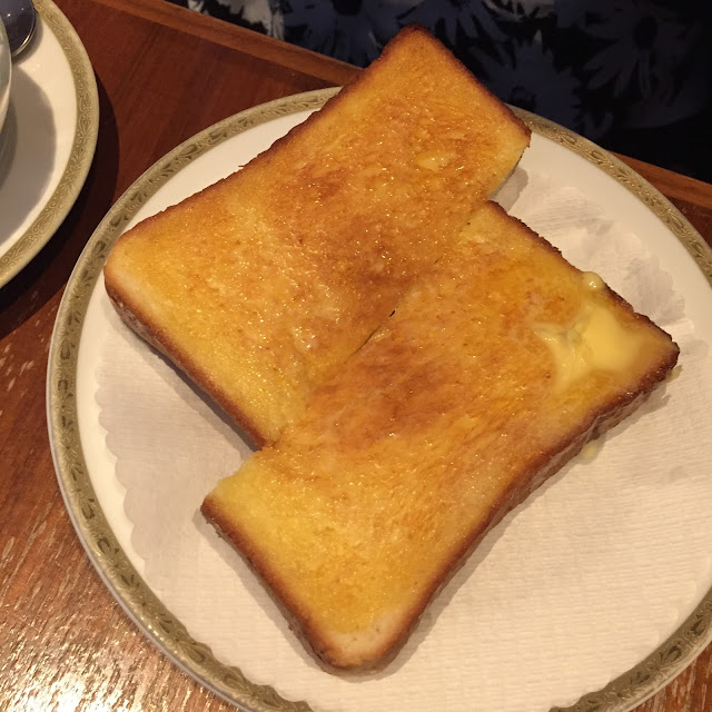 モーニングのトースト バターたっぷり
