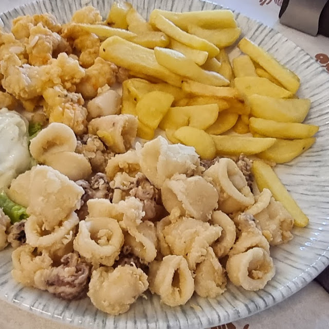 Ocvrti Kalamari In Škampi Mešano