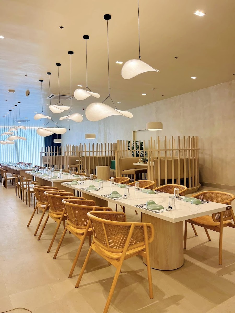 Lujo Bar and Restaurant