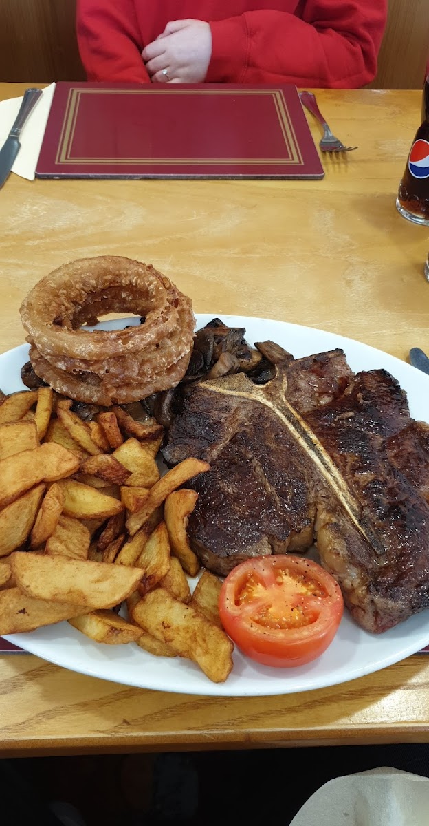 Uncle Tom's Pub & Restaurant - Photo 9