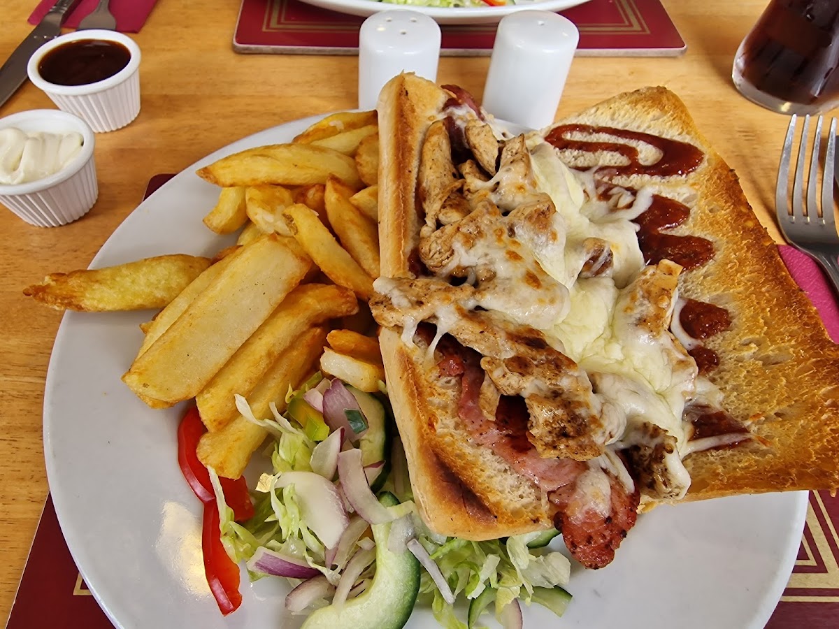 Uncle Tom's Pub & Restaurant - Photo 2