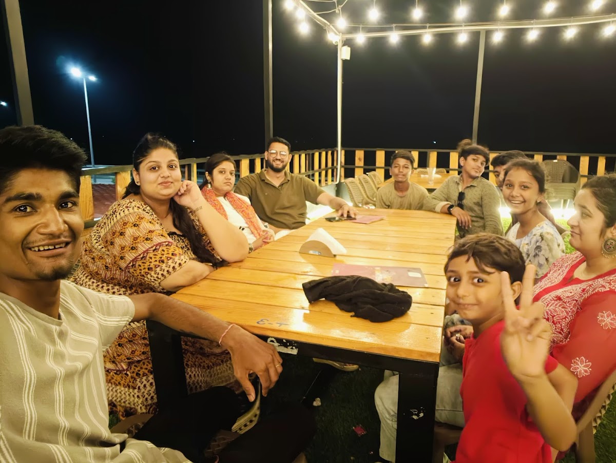 Moonlight cafe & box cricket