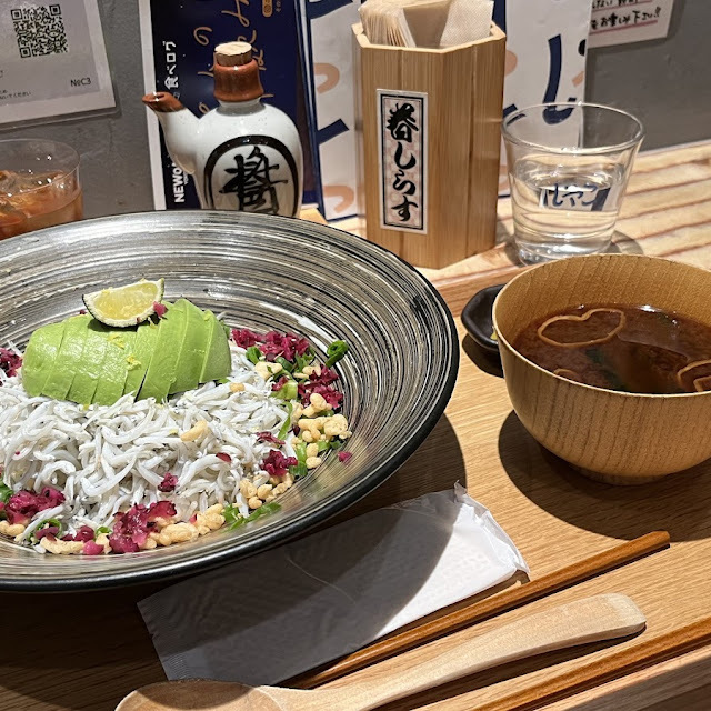 釜揚げしらすとアボカド丼
