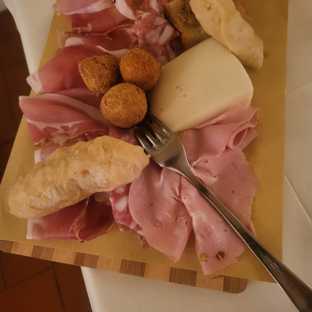 Affetto Misto Con Formaggio E Pasta Fritta