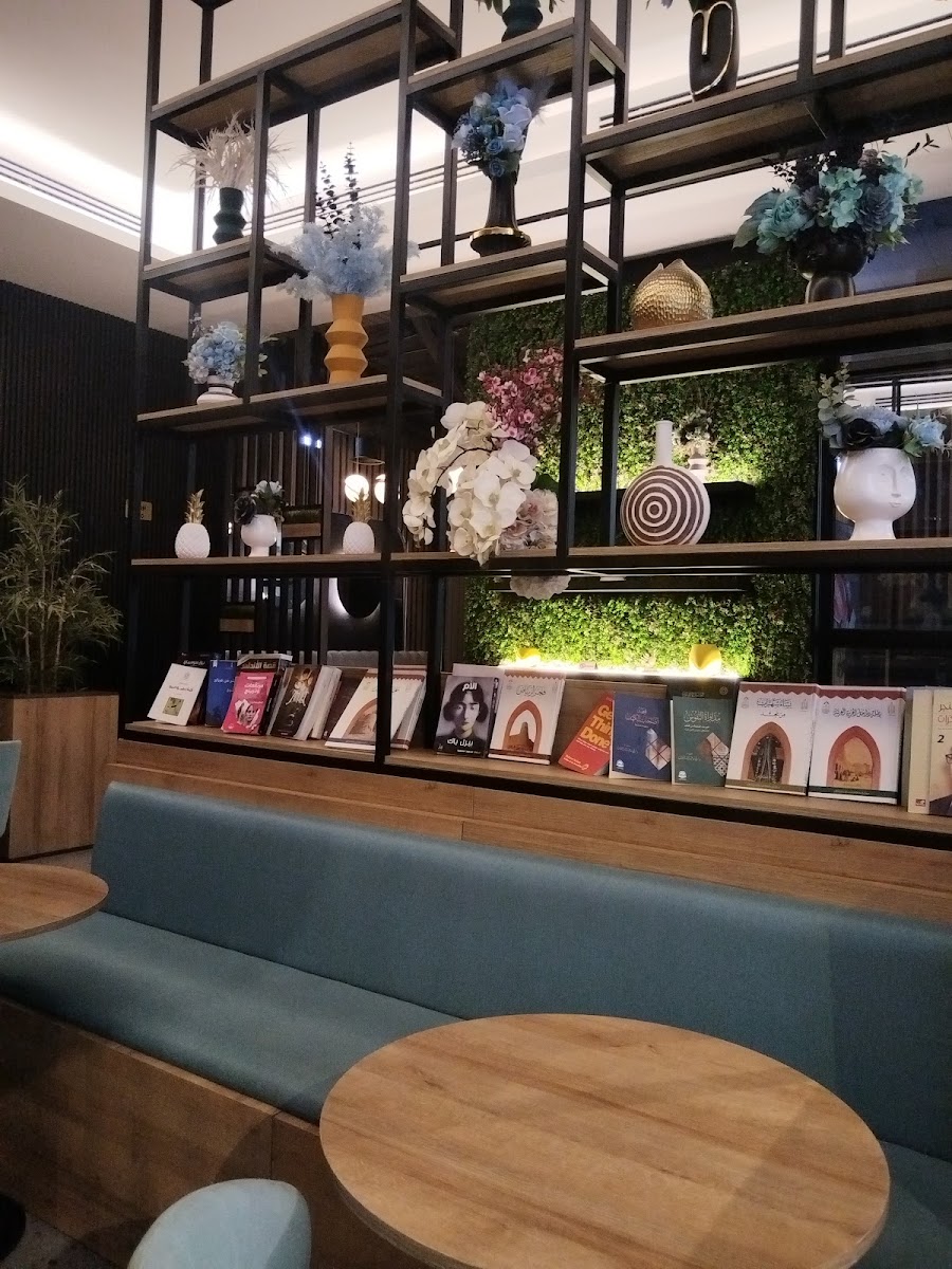 B Cafe Lounge - Photo 3
