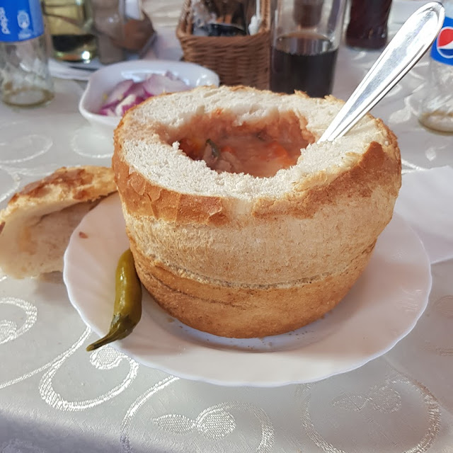 Ciorba De Fasole Cu Ciolan In Paine