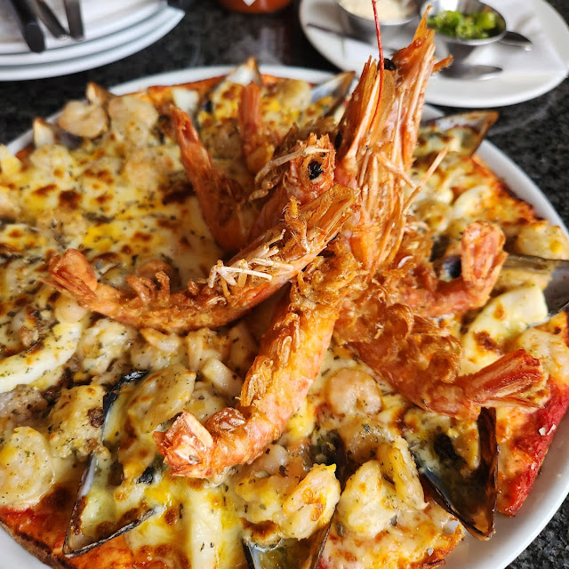 Seafood Pizza