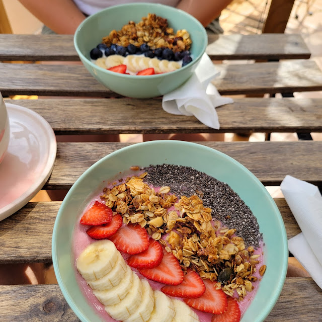 Yogurte Bowl w Granola & Fruit