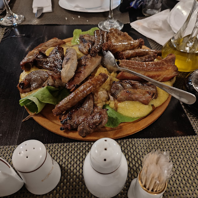 Specialitatea Macelarului Carne Si Coaste Porc De La Garnita Carnati Porc Carnati Oaie Pastrama
