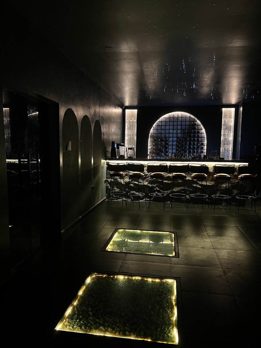 Dark Room By The Yellow Plate - Photo 3