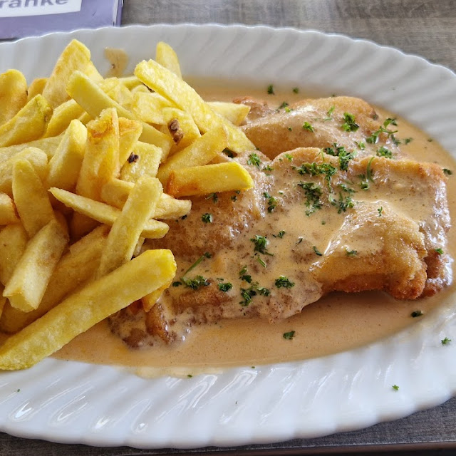 Schnitzel Mit Scharfer Rahmsoße Und Fritten