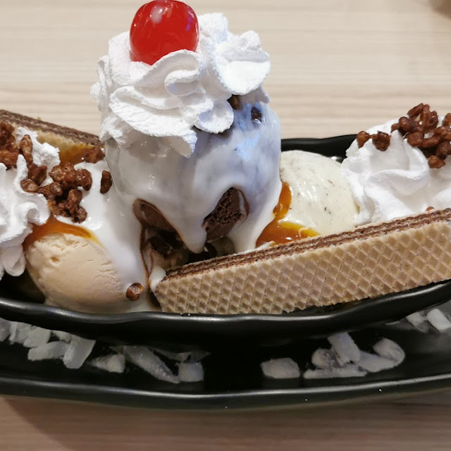 Jumbo Banana Split