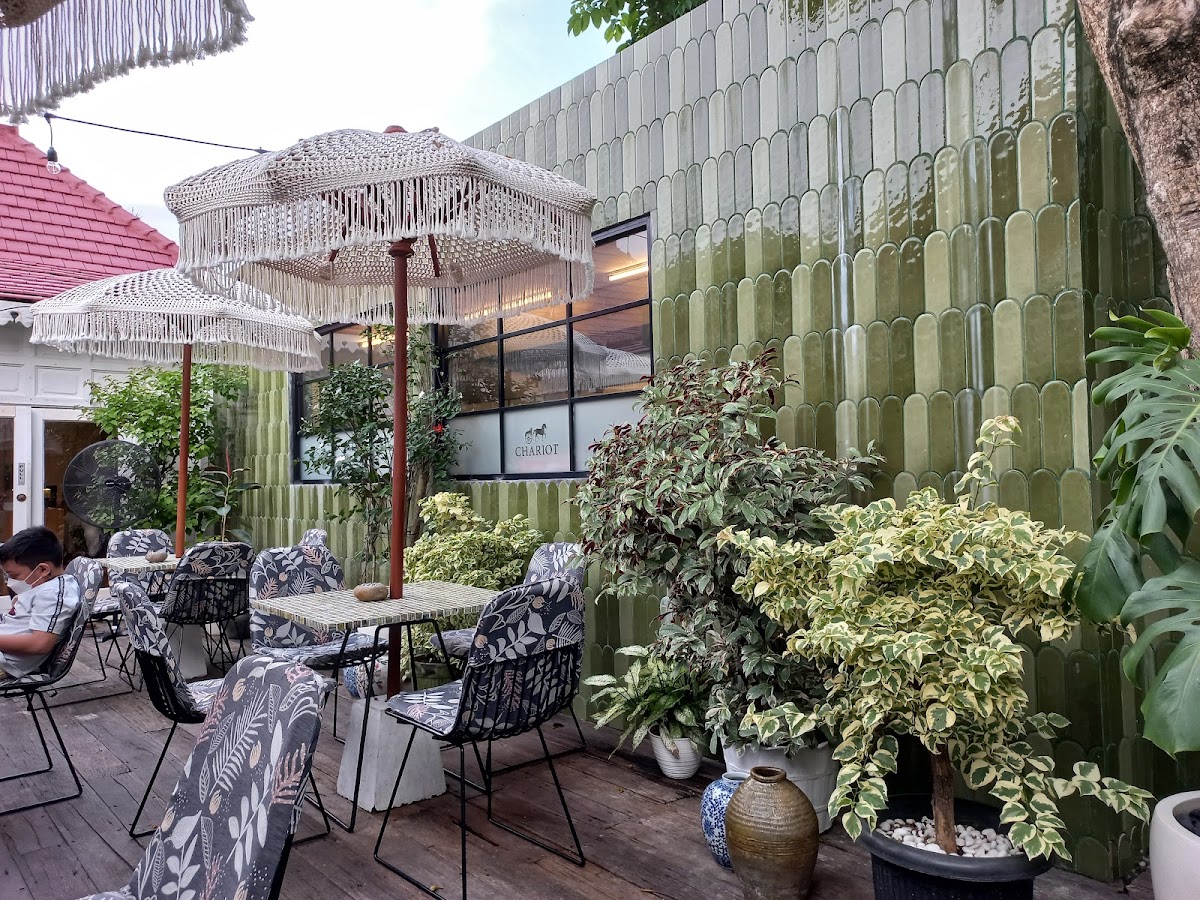 Chariot Restaurant & Bar